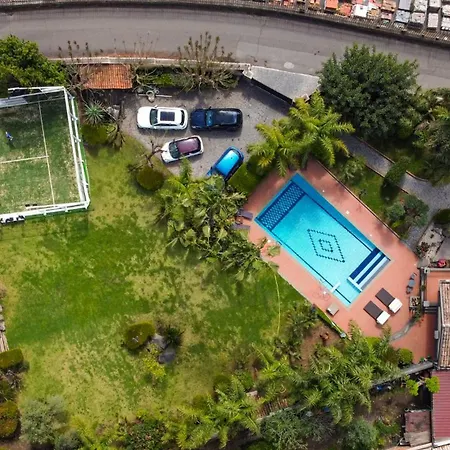 Gialla - Private Padel Court Villa Aci Catena