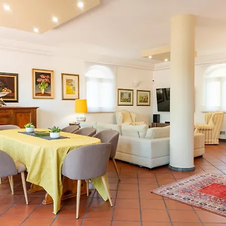Gialla - Private Padel Court Villa Aci Catena