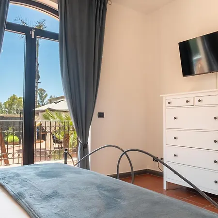 Gialla - Private Padel Court Villa Aci Catena