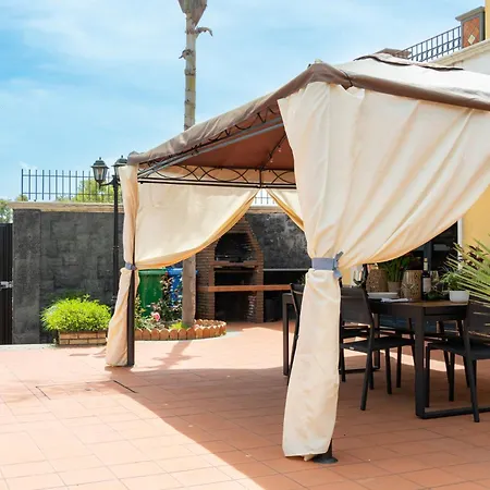 Gialla - Private Padel Court Villa Aci Catena