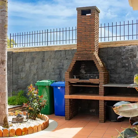 Gialla - Private Padel Court Villa Aci Catena